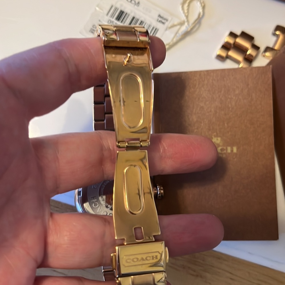 Coach ladies watch gold tone all stainless steel water resistant - Picture 4 of 12